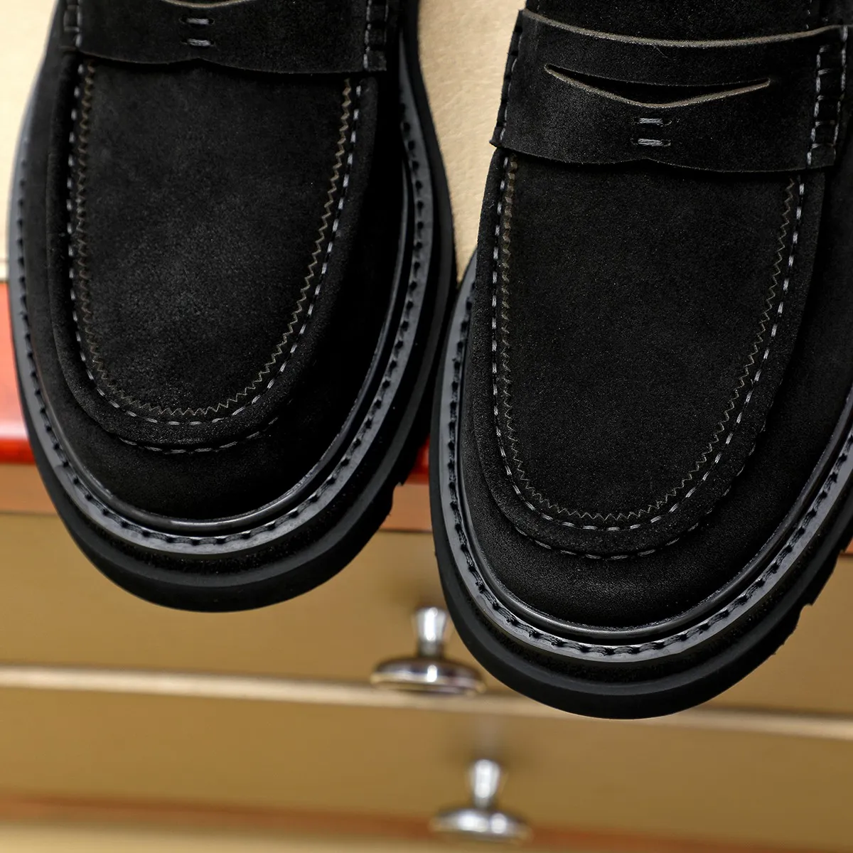 Men's shoes 💰660 💰 Louis Vuitton LV ® Autumn and Winter 🆕 models 🔛Full shoe counter First layer cowhide, 🐂Leather lined casual shoes for men, super soft outsole, essential for driving. Counter synchronization Original first layer cowhide Completely 1:1 mold customization 🌹Top version, 2 colors available! Number: 38-45 (37.46. Customized)